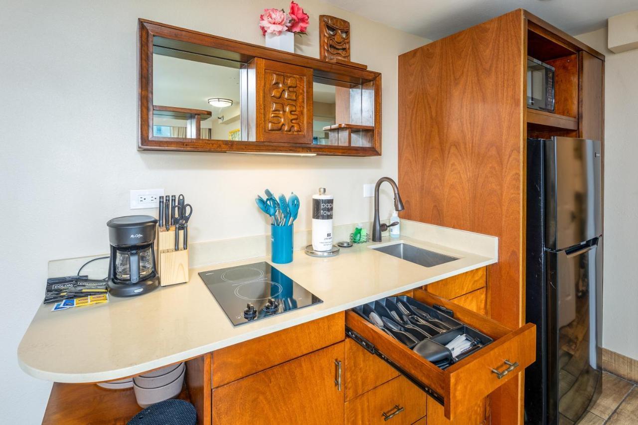 Gorgeous One Bedroom Bamboo Blocks From The Beach Хонолулу Екстериор снимка