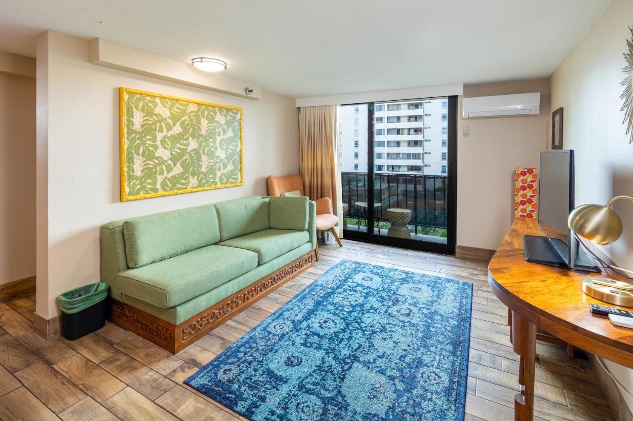 Gorgeous One Bedroom Bamboo Blocks From The Beach Хонолулу Екстериор снимка