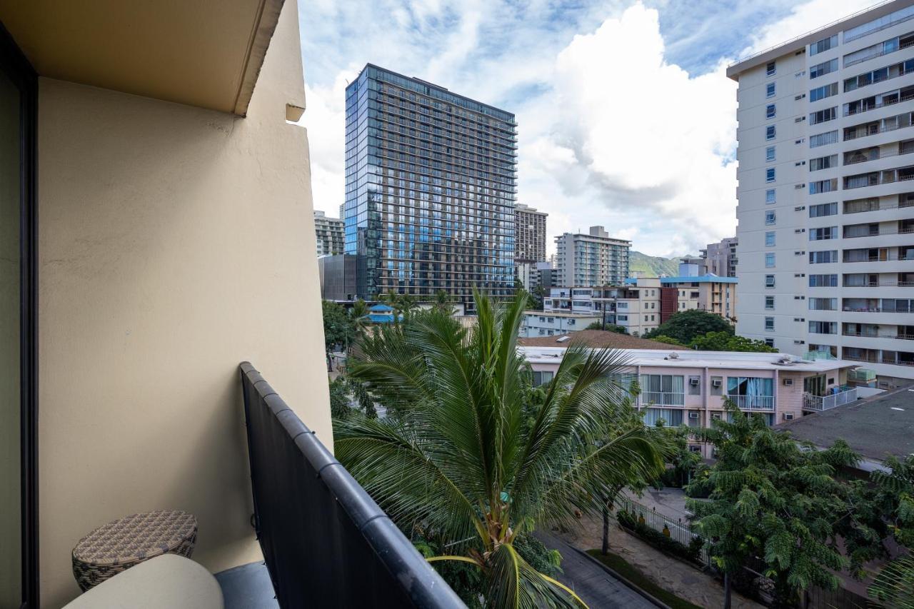 Gorgeous One Bedroom Bamboo Blocks From The Beach Хонолулу Екстериор снимка