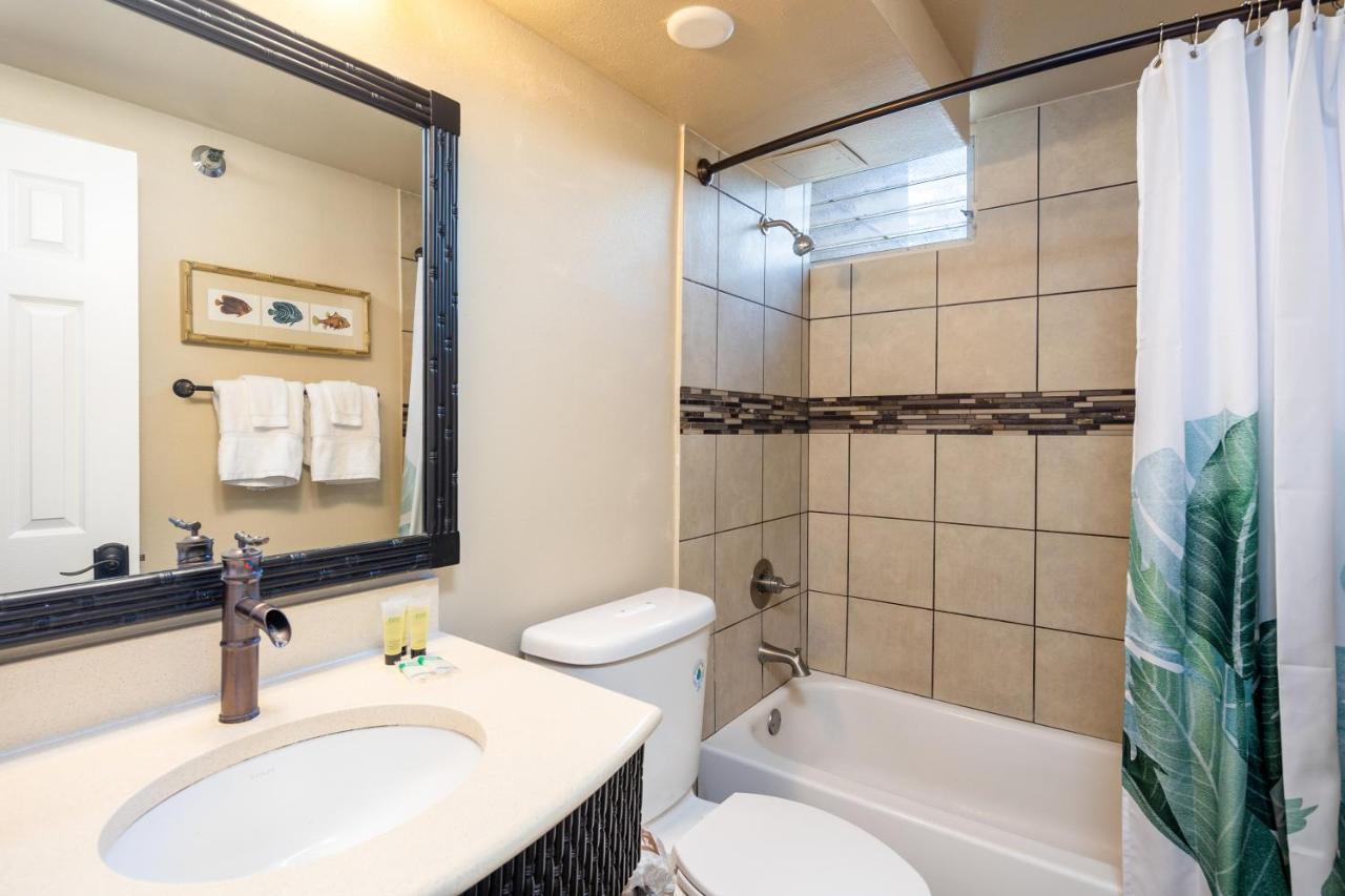 Gorgeous One Bedroom Bamboo Blocks From The Beach Хонолулу Екстериор снимка