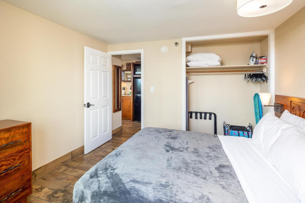 Gorgeous One Bedroom Bamboo Blocks From The Beach Хонолулу Екстериор снимка