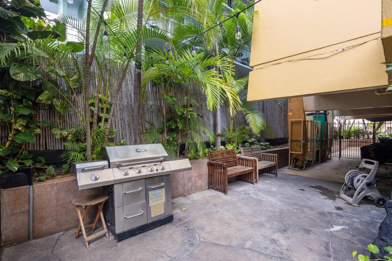 Gorgeous One Bedroom Bamboo Blocks From The Beach Хонолулу Екстериор снимка