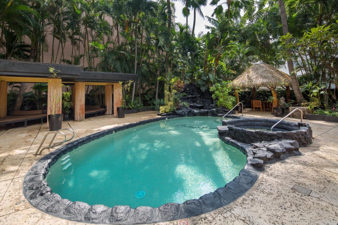 Gorgeous One Bedroom Bamboo Blocks From The Beach Хонолулу Екстериор снимка